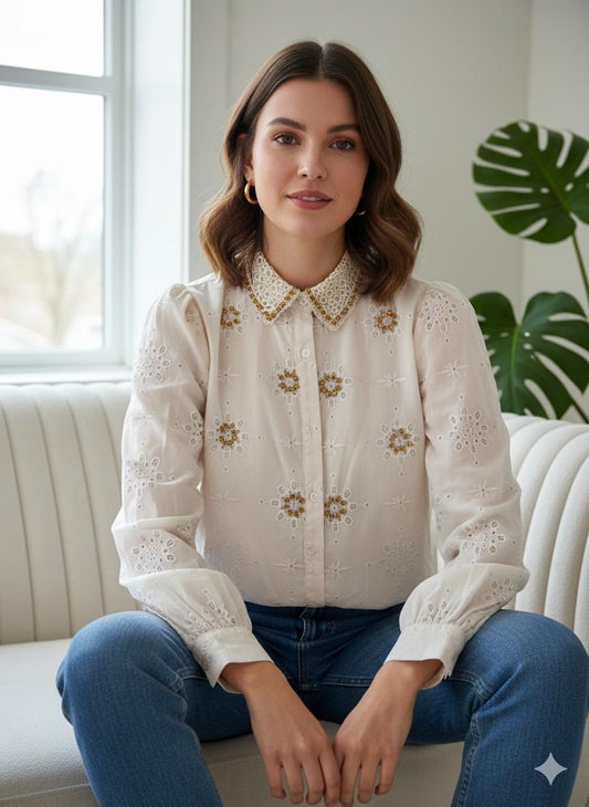 Camisa Blanca con Bordados Dorados y Cuello de Lentejuelas