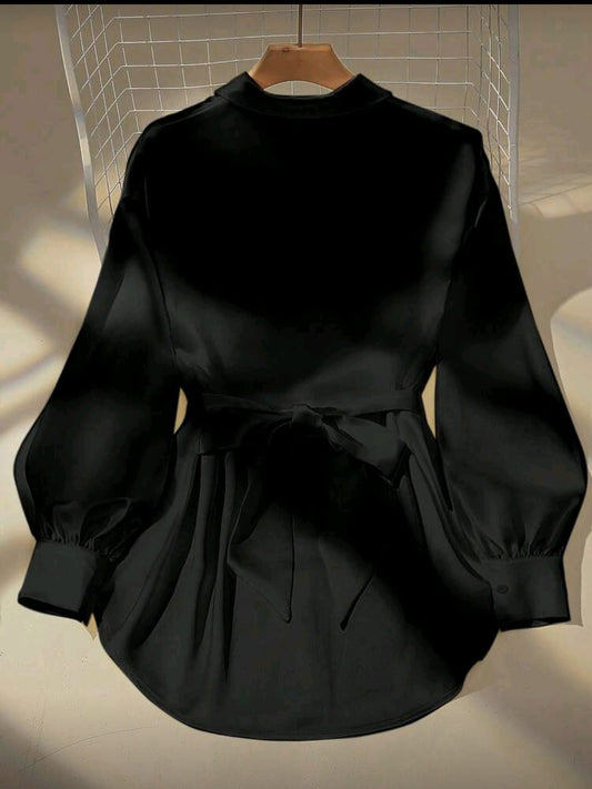 Blusa Negra Elegante con Cinturón de Cadena