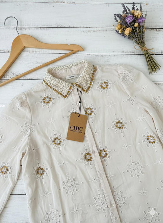 Camisa Blanca con Bordados Dorados y Cuello de Lentejuelas