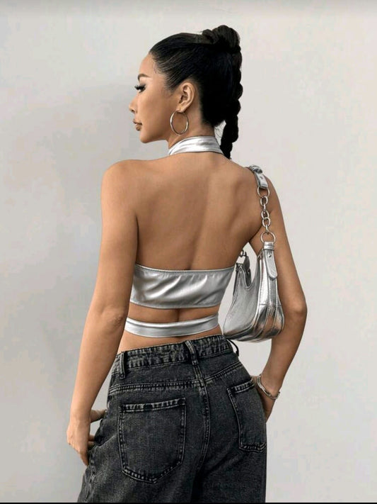 Top Crop Halter Plateado Metálico con Cierre Frontal
