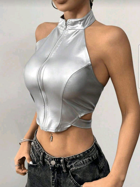 Top Crop Halter Plateado Metálico con Cierre Frontal