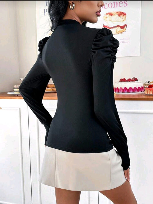Blusa Negra con Perlas y Mangas Abullonadas